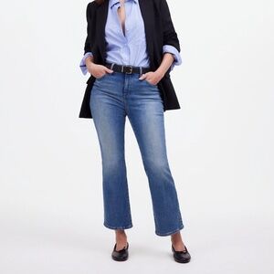 Curvy Kick Out Crop Jean - Oneida Wash - 27